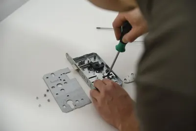 Ślusarz Poznań - pogotowie zamkowe, awaryjne otwieranie drzwi, awaryjne otwieranie samochodów, wymiana zamków